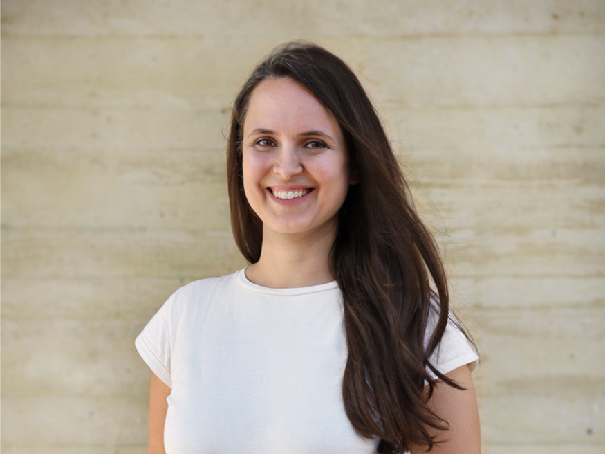 Ulli, Mama, Hobby-Köchin und Entwicklerin der Kinder-Rezepte des eBooks, lächelt glücklich in die Kamera.