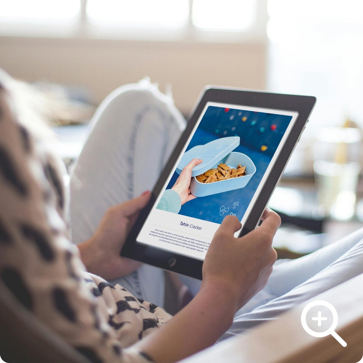 Frau hält ein Rezept aus dem eBook für knusprige, nährstoffreiche und vegane Cracker für Kinder in der Hand.