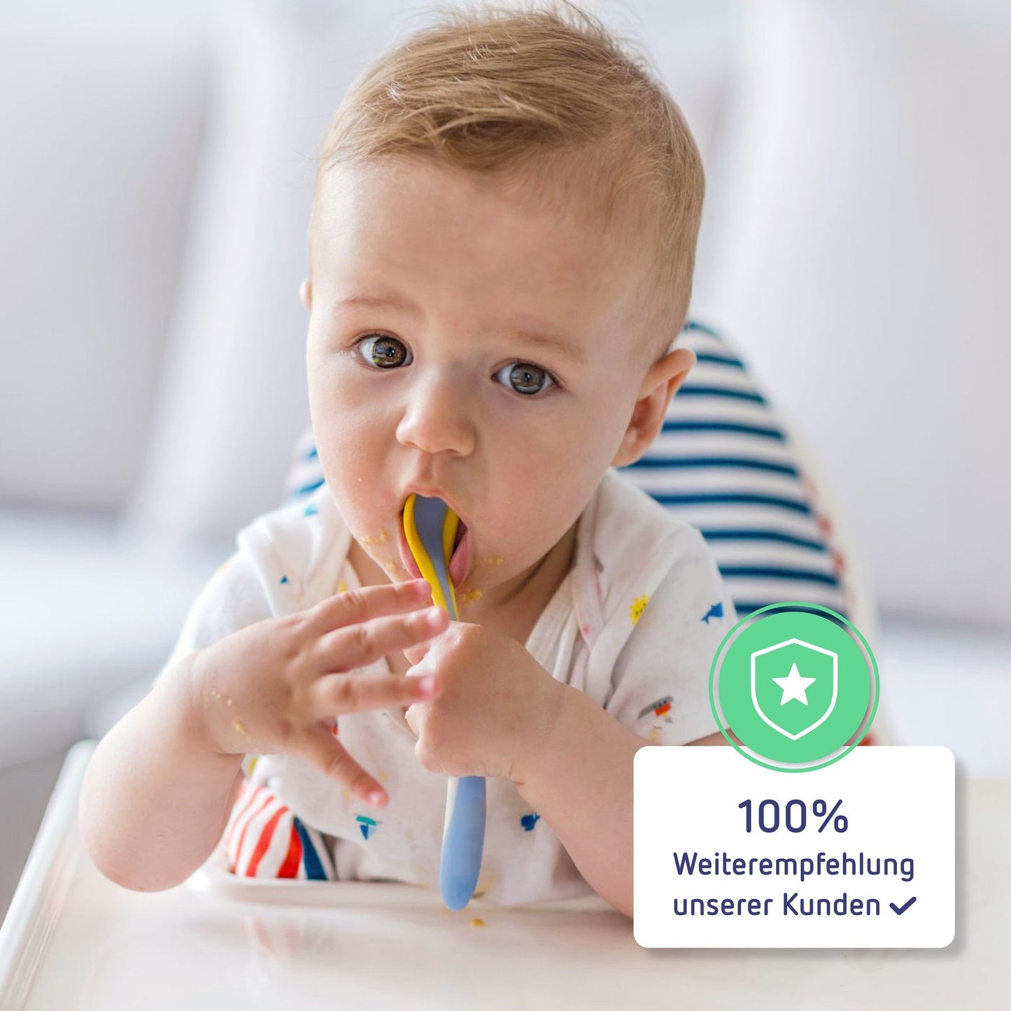 Zufriedenes Kind beim Beikoststart isst mit einem Löffel Beikost, passend zum Beikost Kurs.